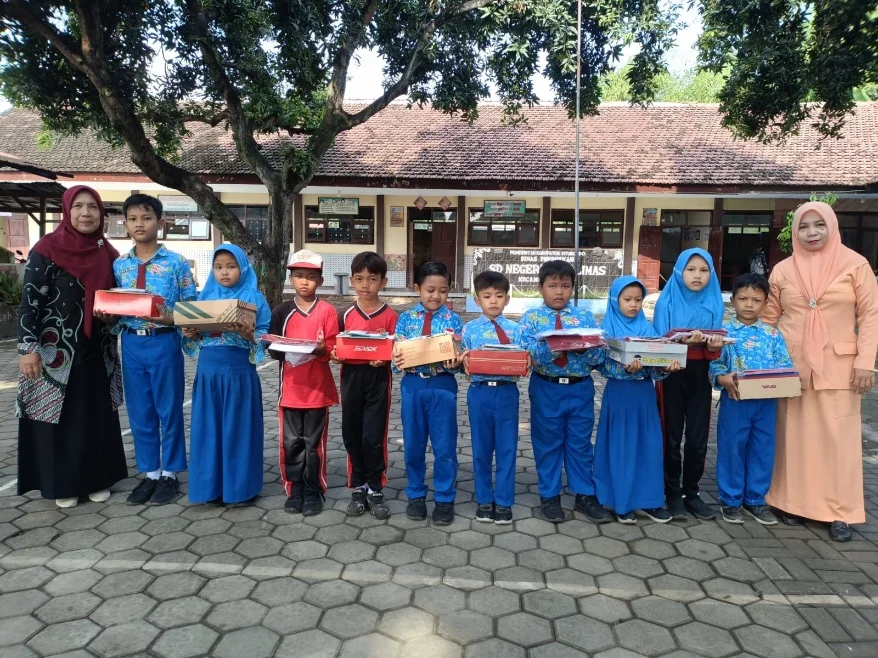 Pemberian Bantuan kepada Siswa yang terdampak Banjir